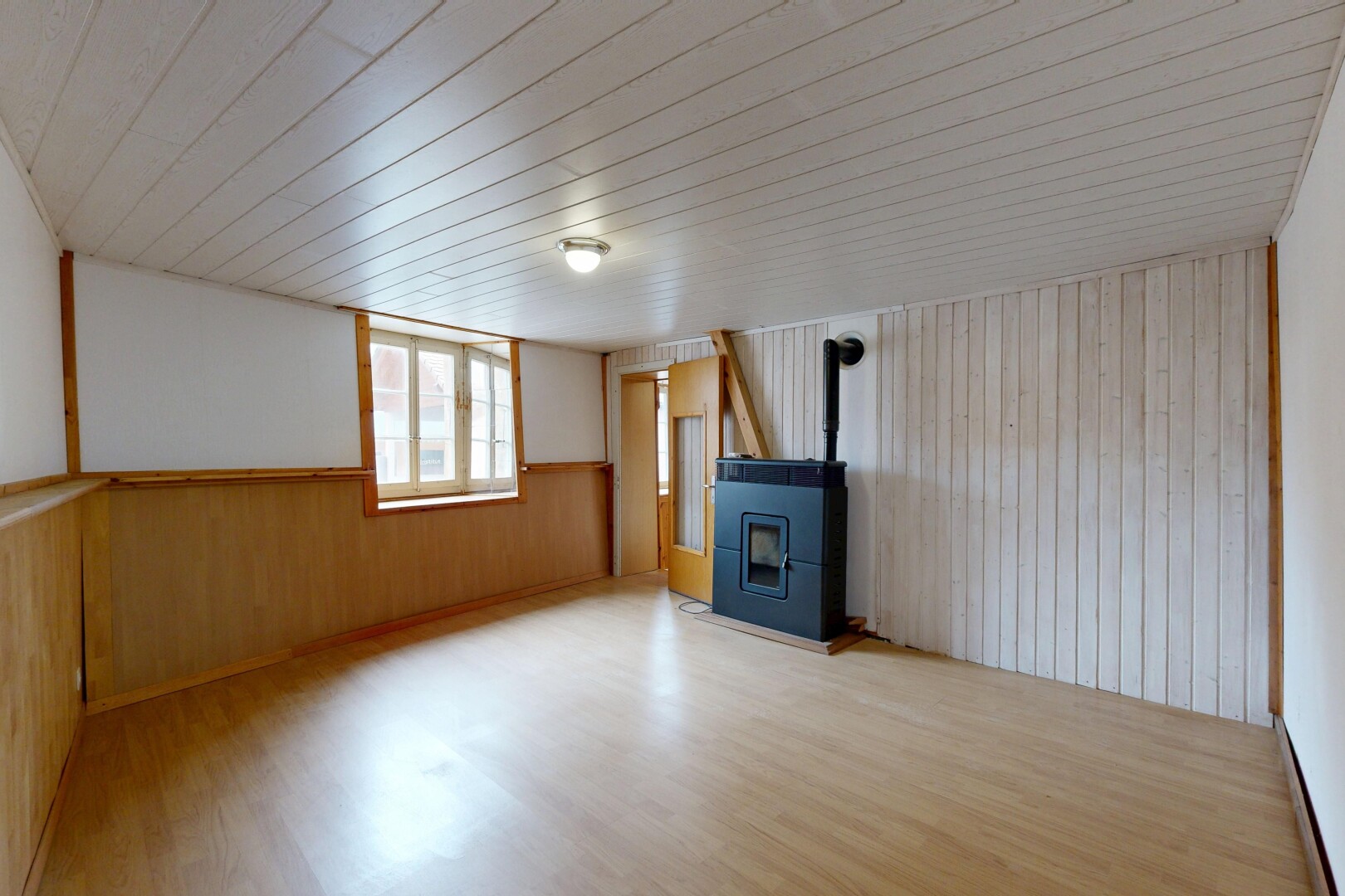 wohnzimmer mit holzwand, wood wall, inside property, natürliches licht, und natural light