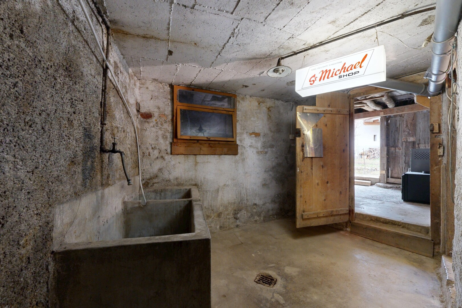 leerer raum mit betondecke, concrete ceiling, betonboden, concrete floor, und inside property