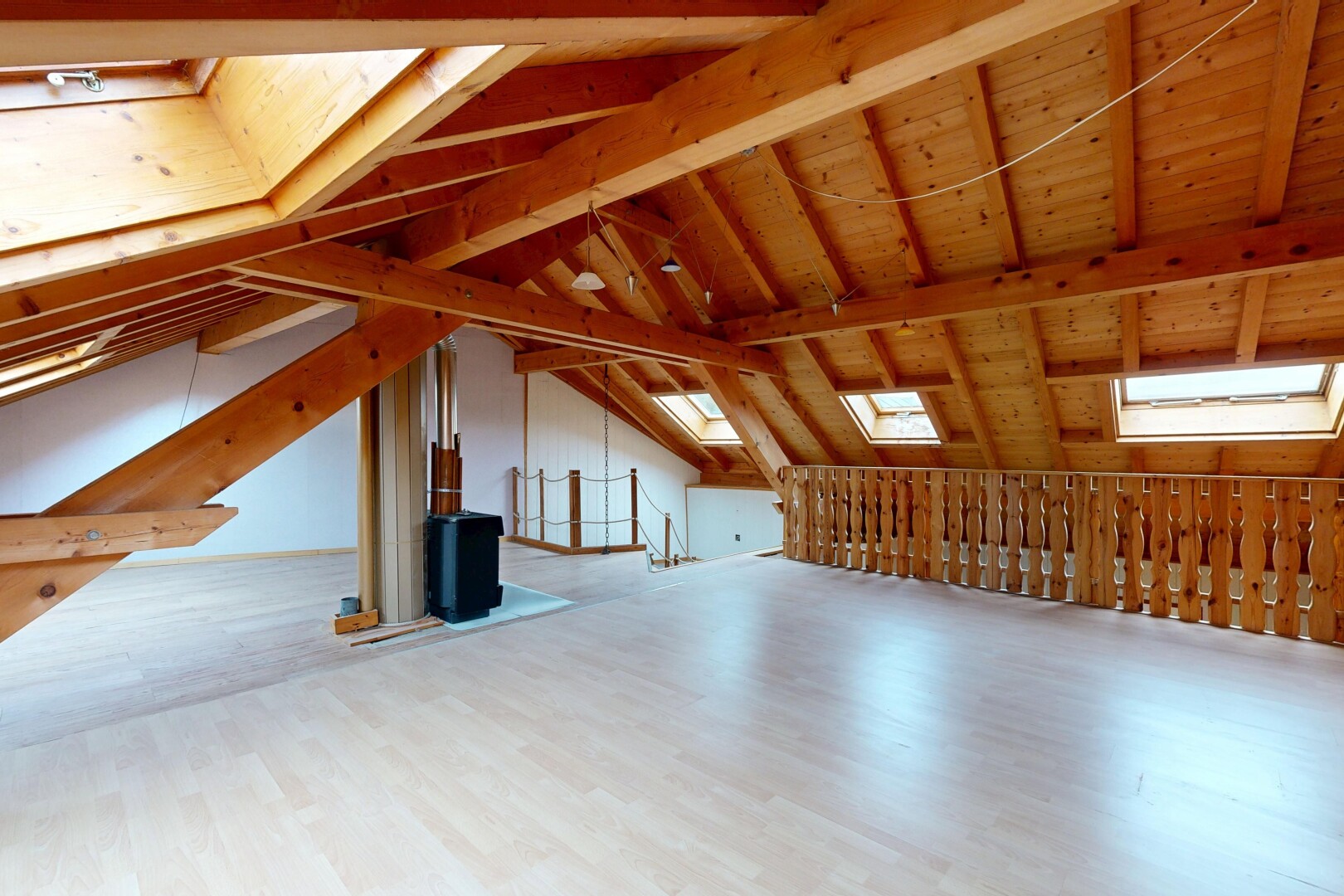 leerer raum mit inside property, dachschräge, vaulted ceiling, kathedralendecke, und cathedral ceiling