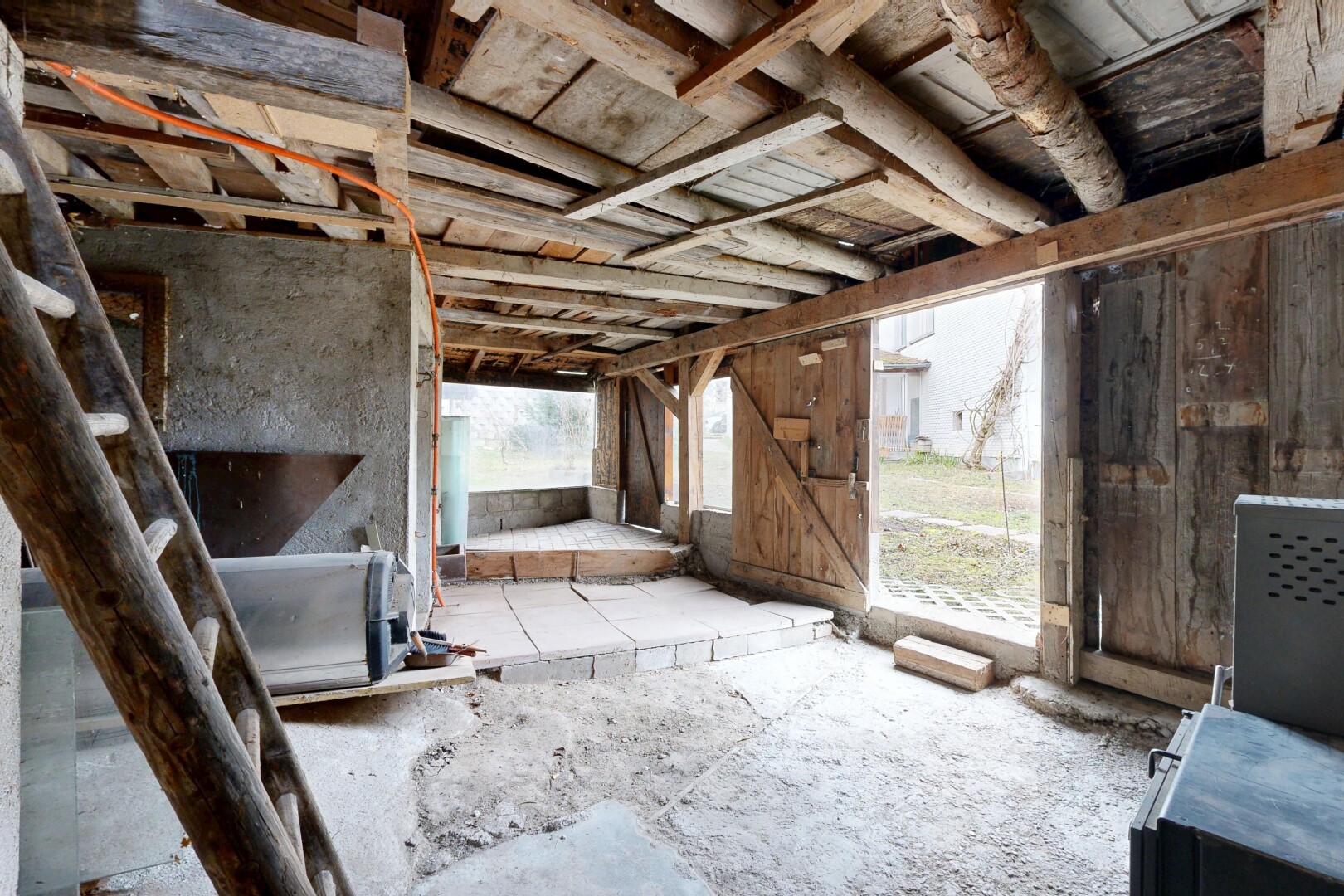 leerer raum mit unfinished floor, inside property, natürliches licht, und natural light