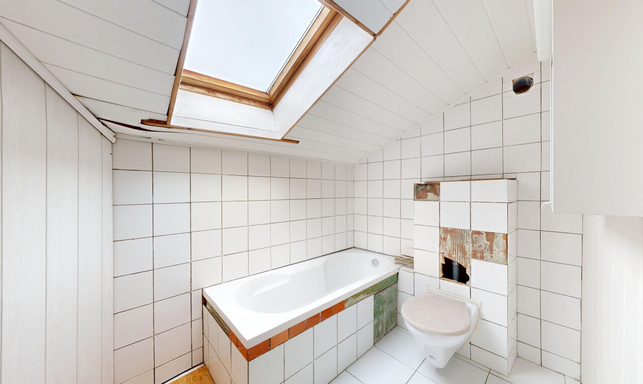 bad mit fliesenwand, tile wall, bad, inside property, und komplettes badezimmer