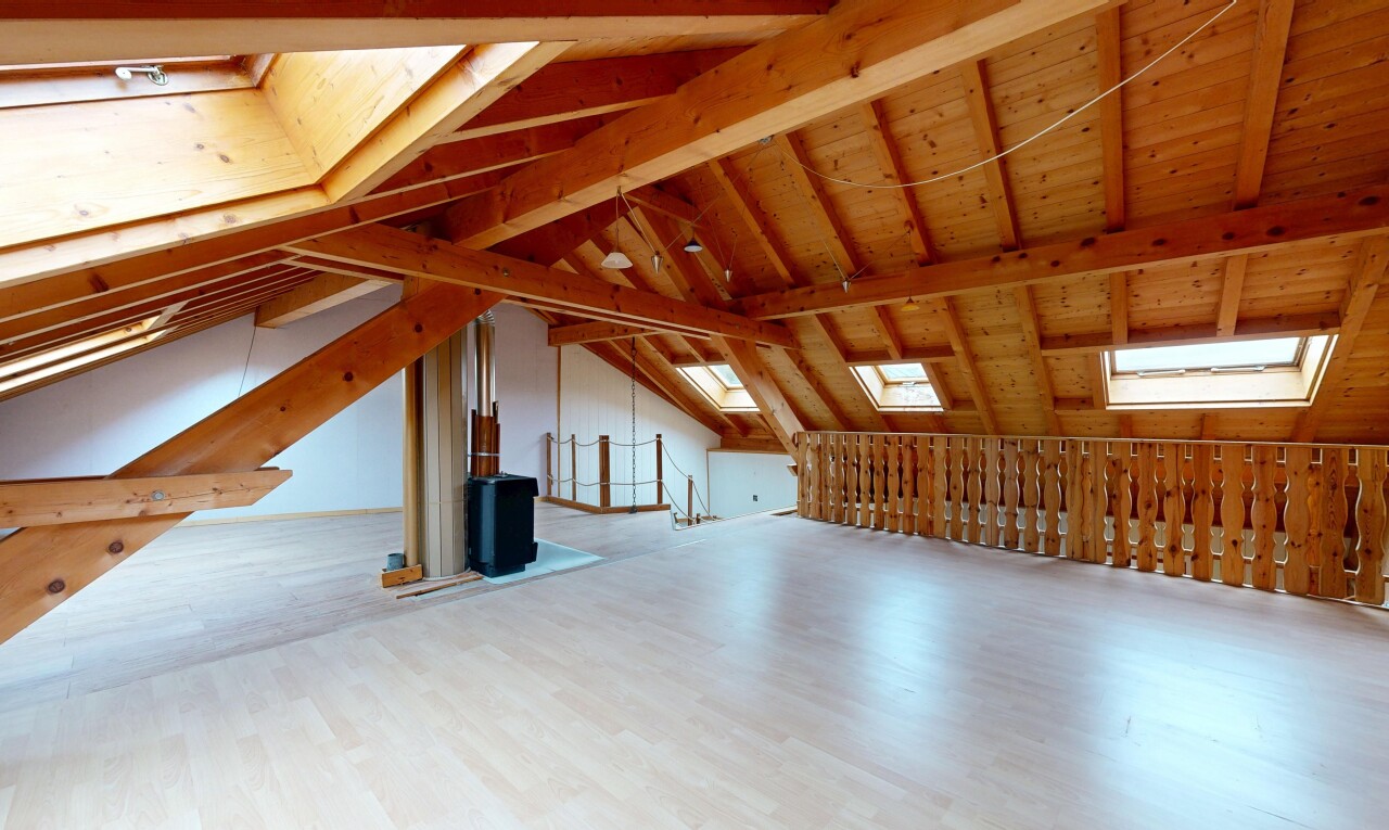 leerer raum mit inside property, dachschräge, vaulted ceiling, kathedralendecke, und cathedral ceiling