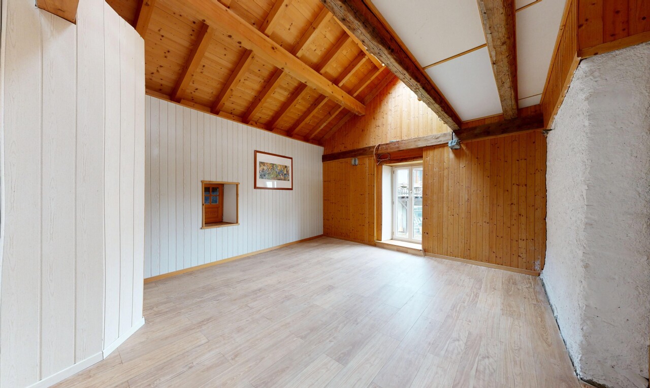 leerer raum mit balkendecke, beamed ceiling, holzfußboden, wood finish floor, und light floor