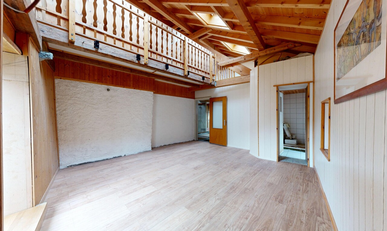 leerer raum mit holzwand, wood wall, inside property, dachschräge, und vaulted ceiling