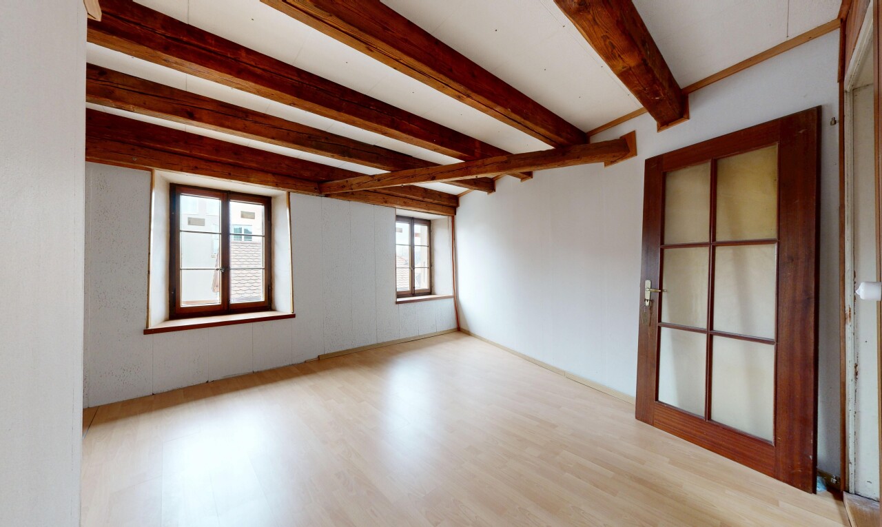 leerer raum mit inside property, natürliches licht, natural light, holzfußboden, und wood finish floor
