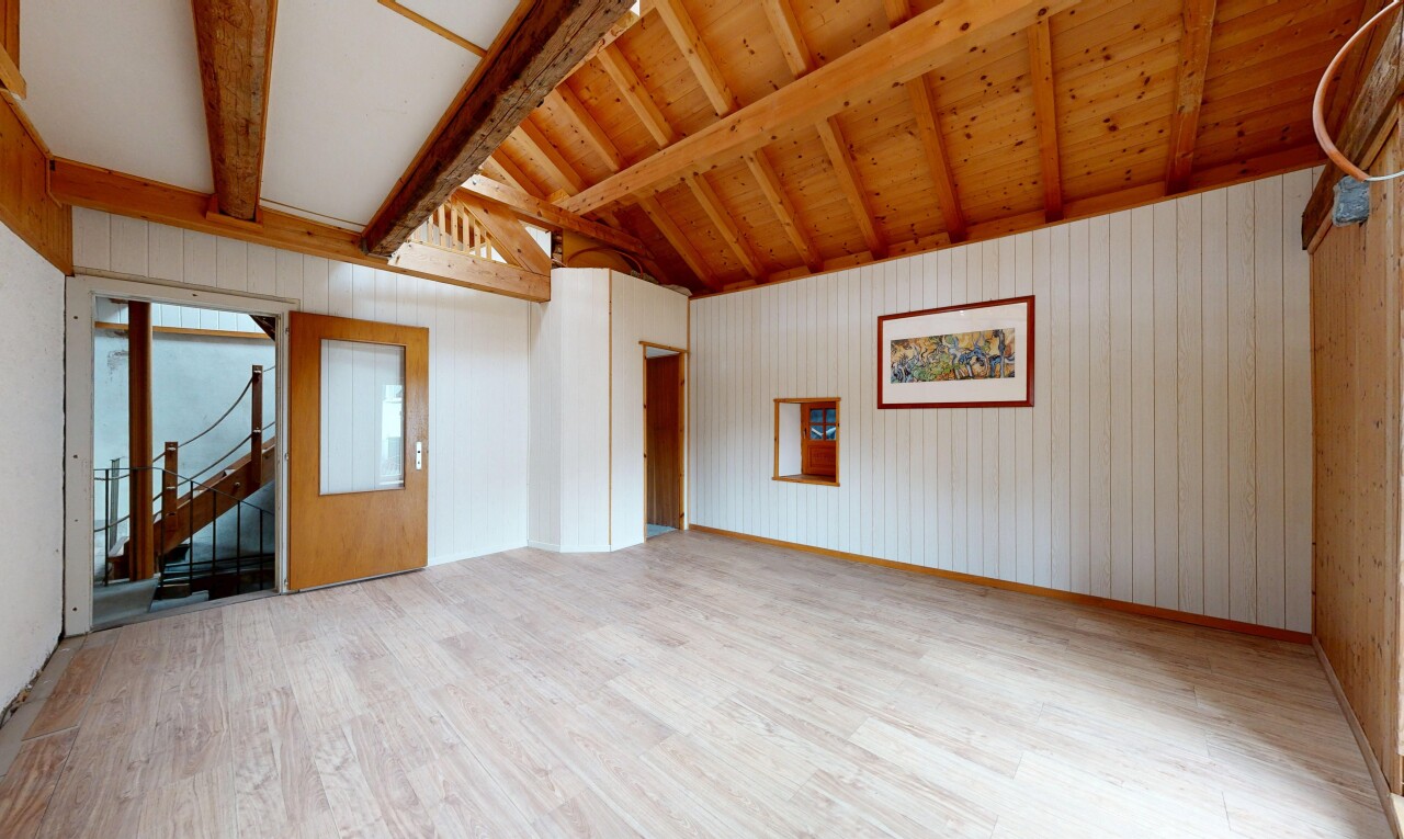 leerer raum mit holzfußboden, wood finish floor, balkendecke, beamed ceiling, und treppen