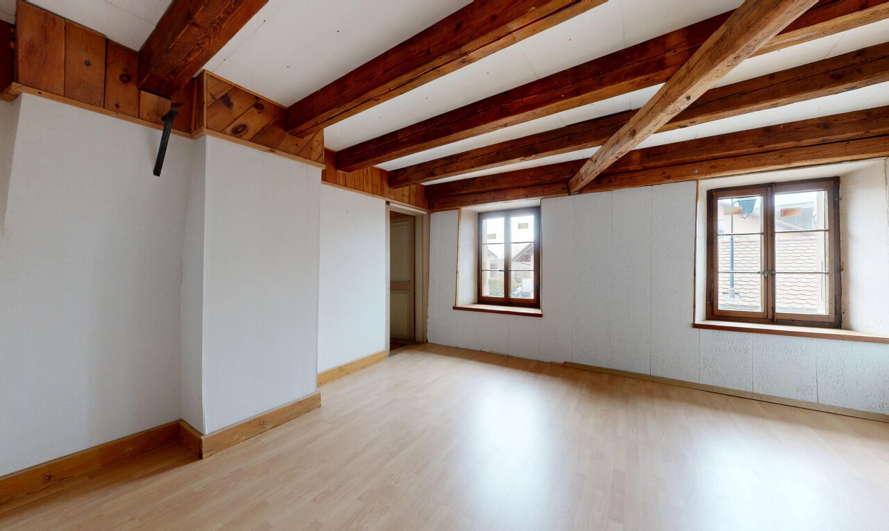 leerer raum mit inside property, natürliches licht, natural light, balkendecke, und beamed ceiling