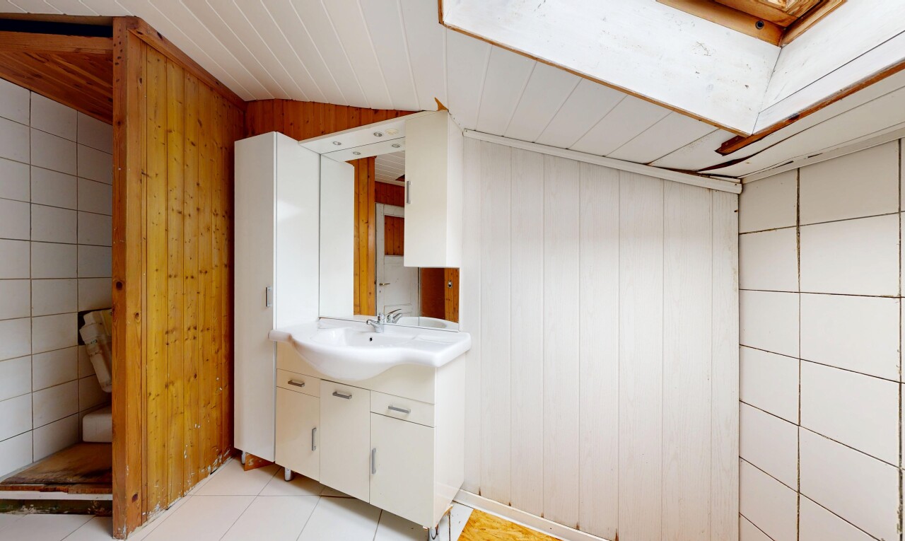 bad mit spiegel, schminktisch, holzwand, wood wall, und fliesenboden