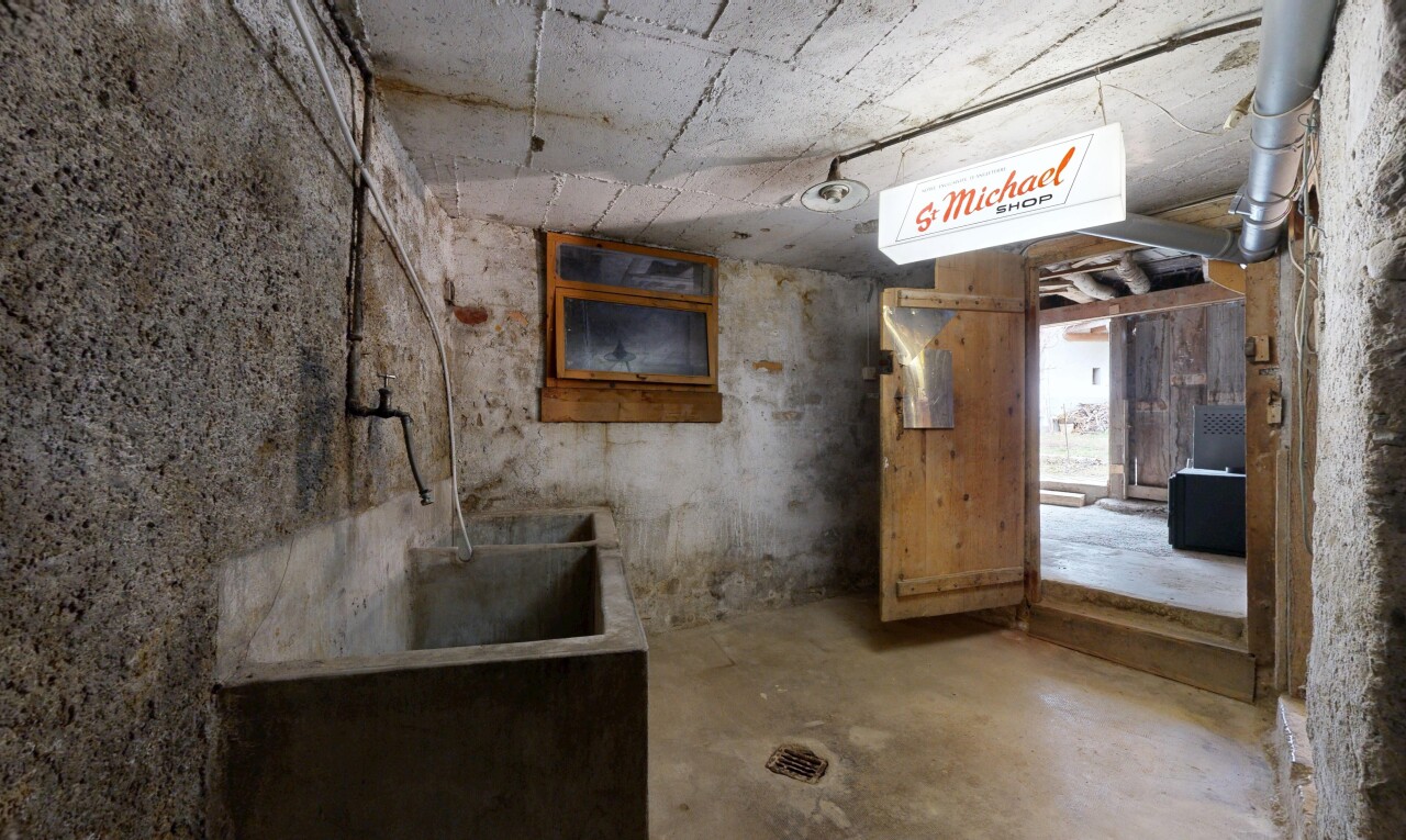 leerer raum mit betondecke, concrete ceiling, betonboden, concrete floor, und inside property