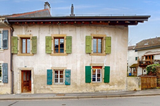 façade avec day time, bardage en stuc, et cheminée