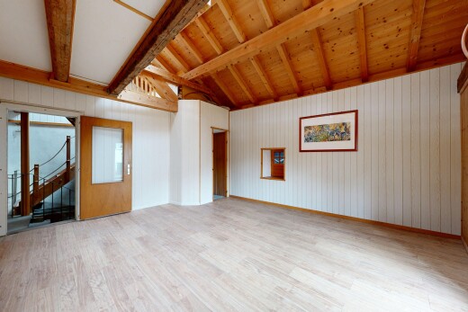 pièce vide avec sol en finition bois, wood finish floor, plafond à poutres, beamed ceiling, et escaliers