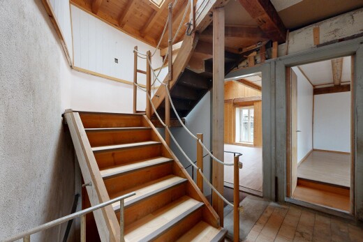 escaliers avec inside property, escaliers, sol en finition bois, wood finish floor, et lumière naturelle