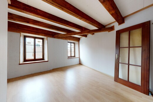 pièce vide avec inside property, lumière naturelle, natural light, sol en finition bois, et wood finish floor