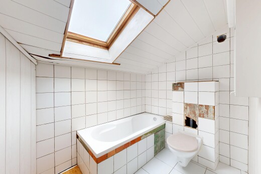 salle de bains avec mur en carrelage, tile wall, bain, inside property, et salle de bain complète
