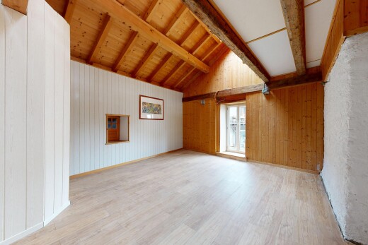 pièce vide avec plafond à poutres, beamed ceiling, sol en finition bois, wood finish floor, et light floor