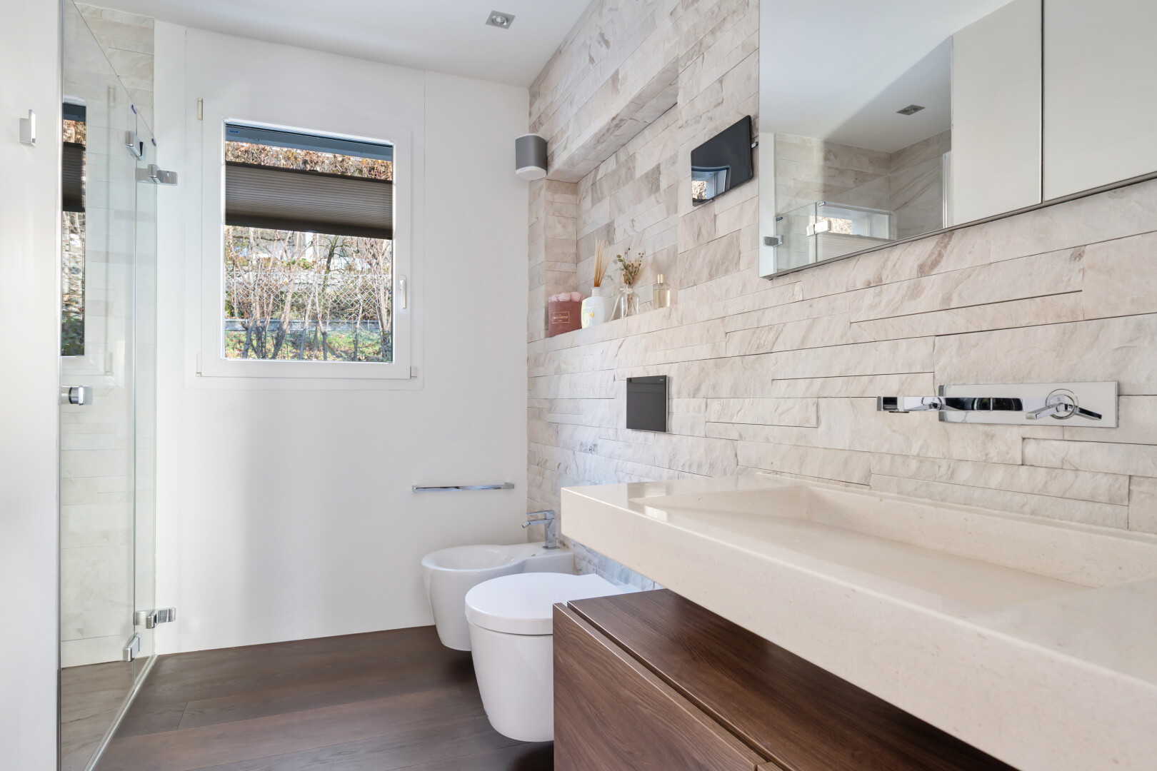 salle de bains avec miroir, bidet, douche, salle de bain complète, et inside property