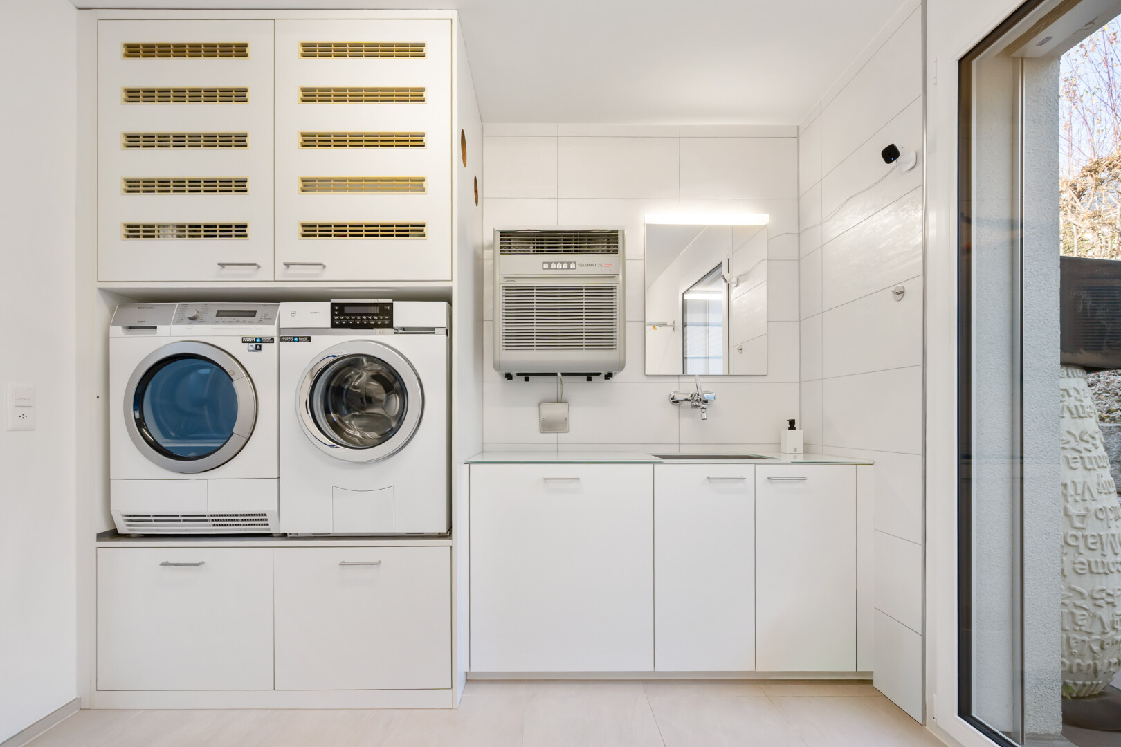 buanderie avec inside property, lave-linge et sèche-linge séparés, évier, buanderie, et lumière naturelle