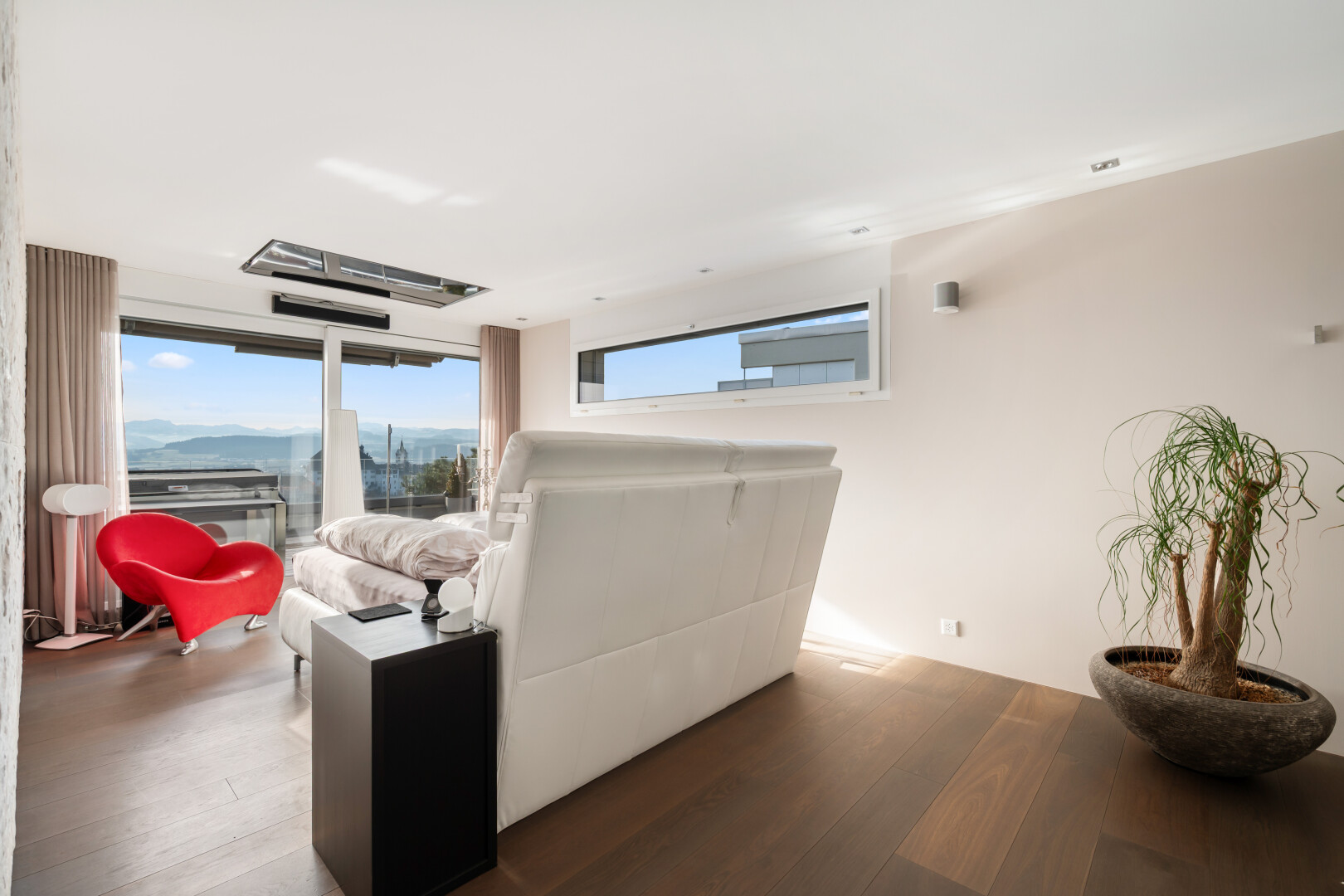 salon avec lumière naturelle, natural light, cloison sèche, drywall, et inside property