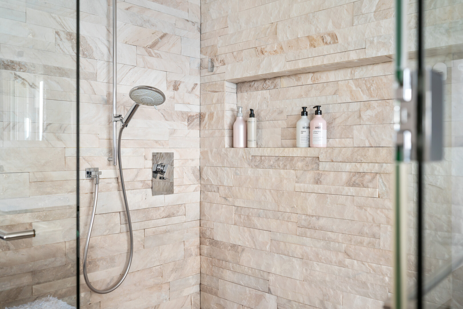 détails avec tile shower, douche, bathroom, salle de bain complète, et interior