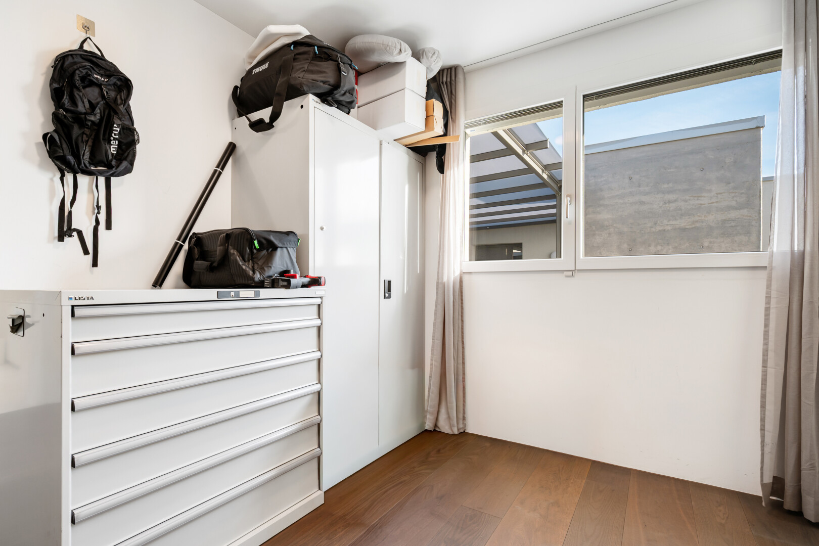 chambre avec lumière naturelle, natural light, inside property, sol en finition bois, et wood finish floor