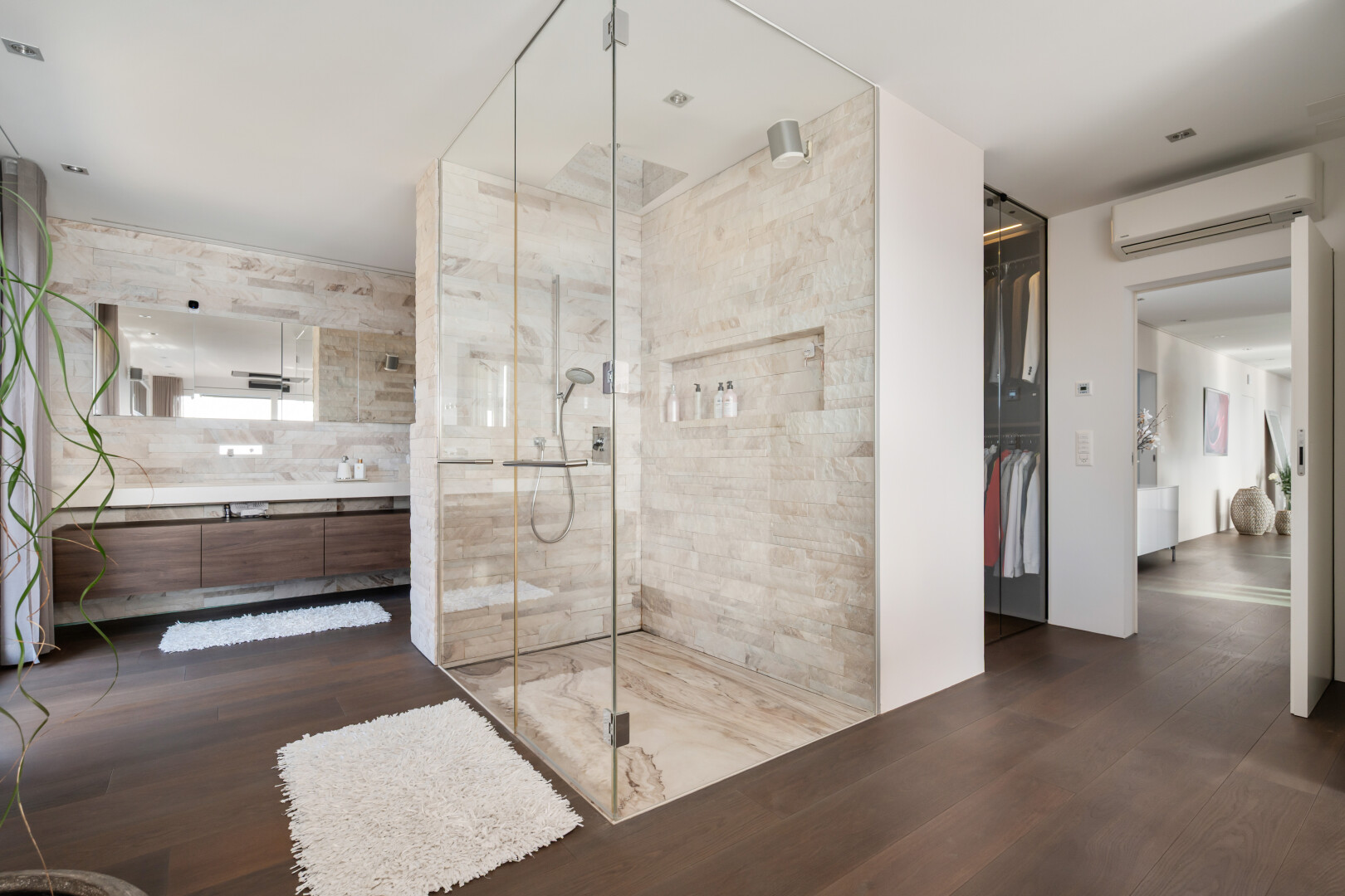salle de bains avec sol en finition bois, wood finish floor, dressing, salle de bain complète, et climatiseur mural