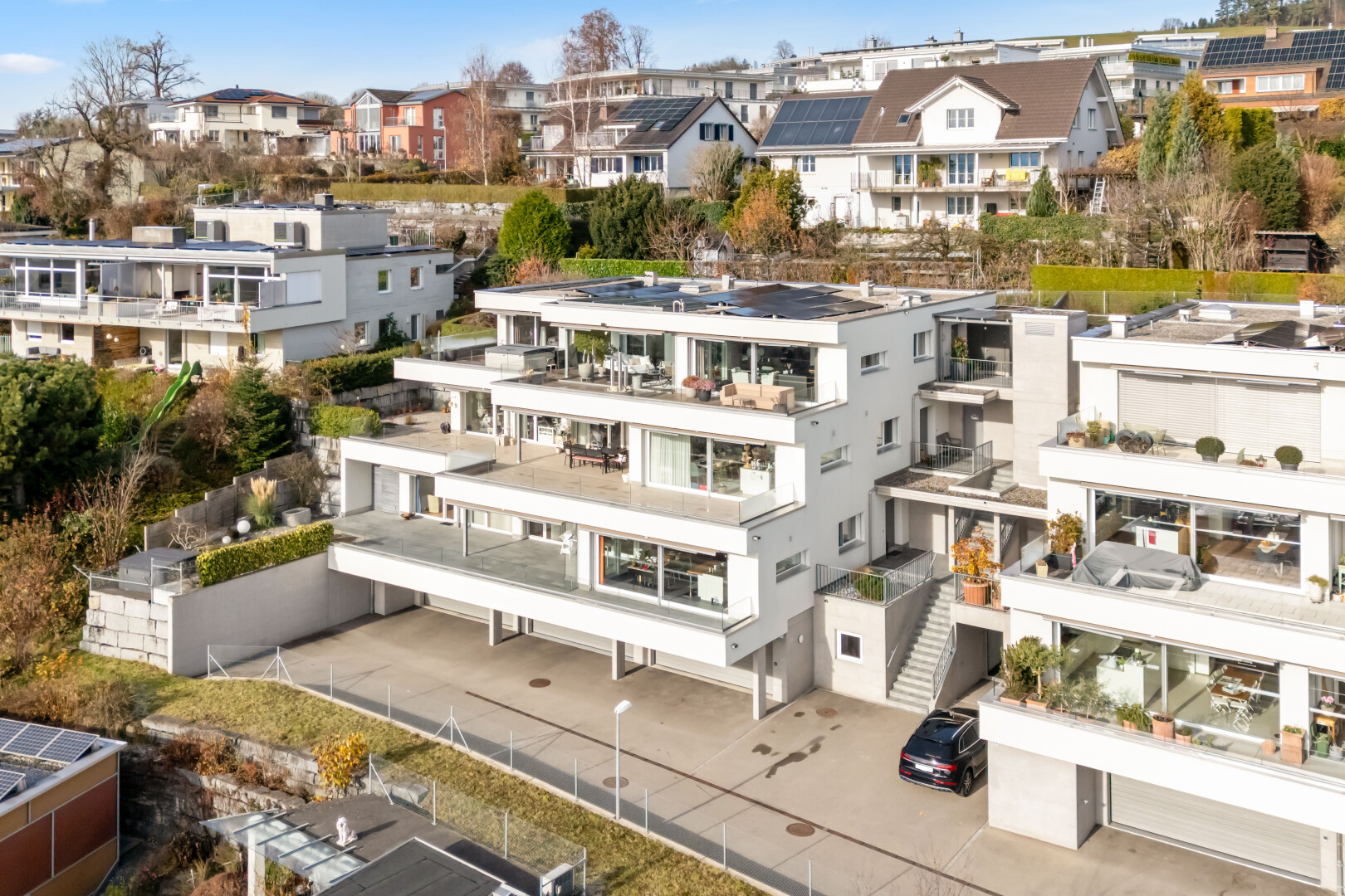 extérieur du bâtiment avec day time, vue résidentielle, et residential view
