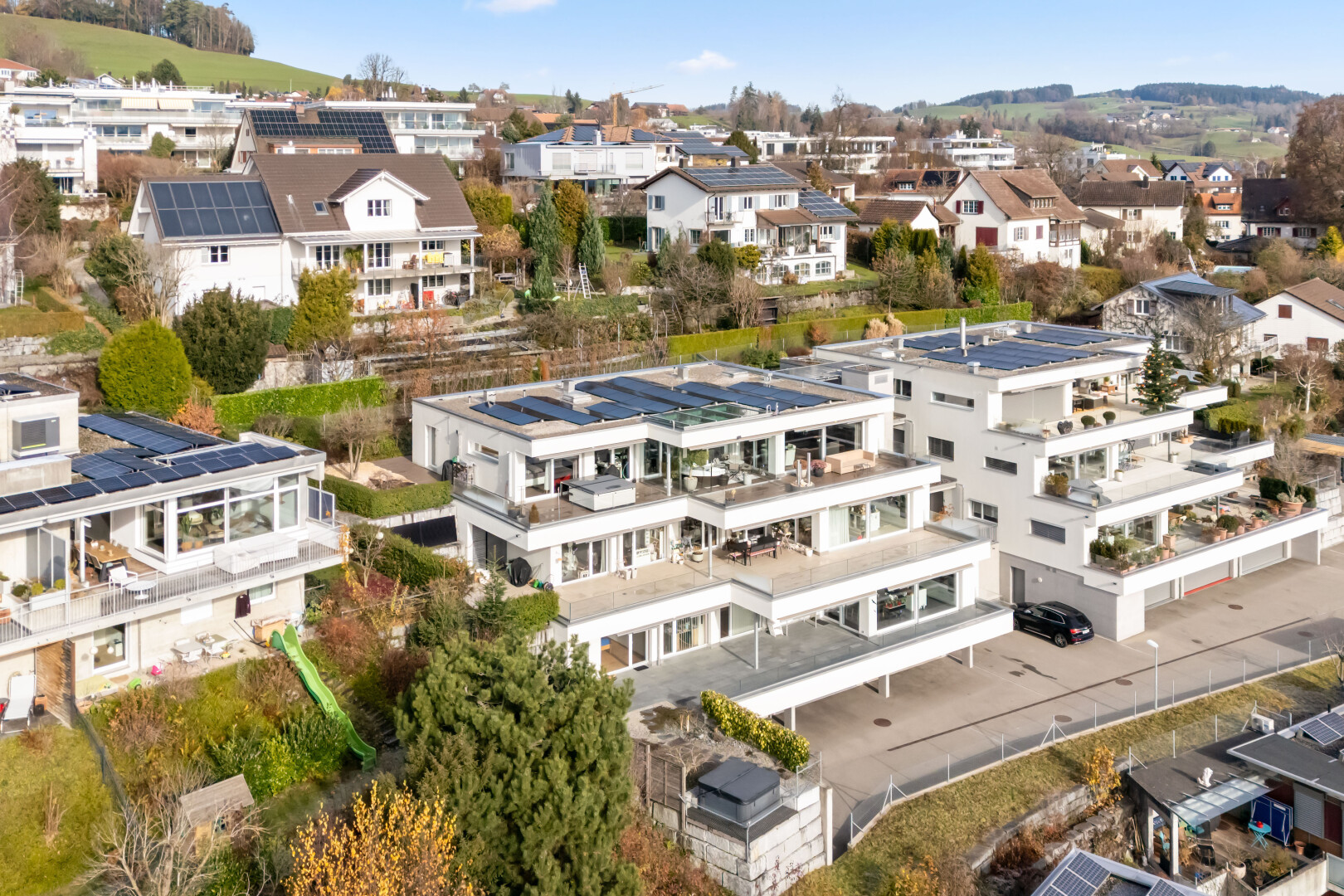 extérieur du bâtiment avec day time, vue résidentielle, et residential view