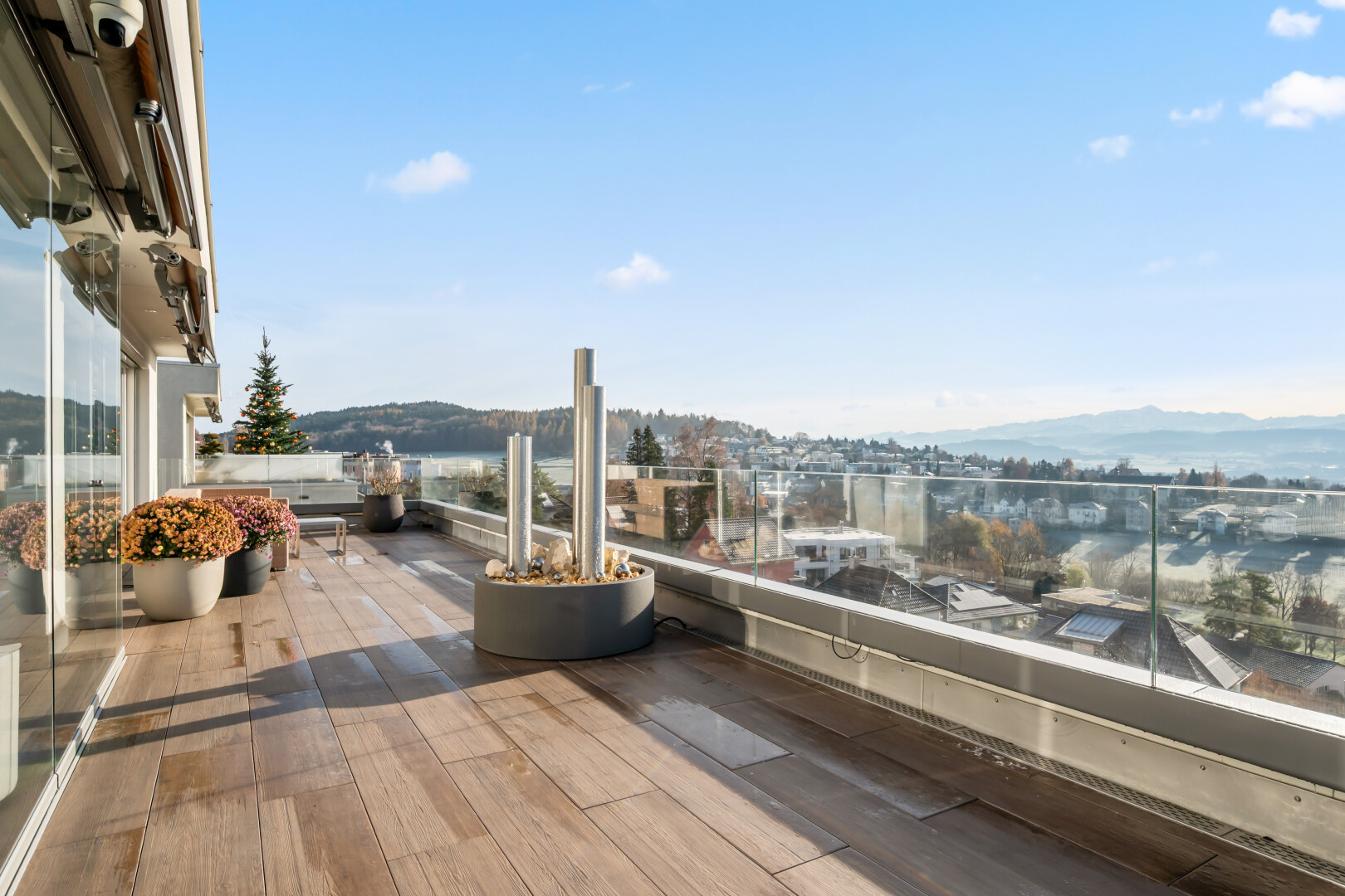 terrasse avec mountain view, vue sur la montagne, terrasse, day time, et city view