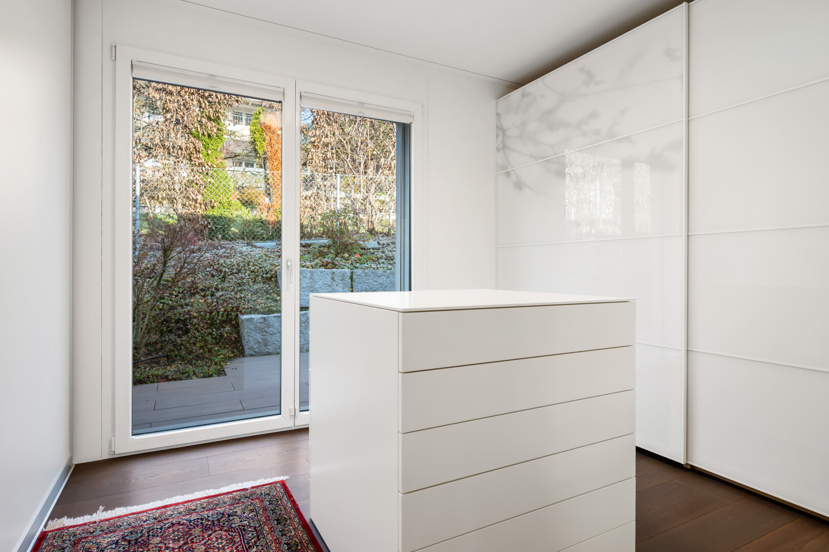 salle de bains avec inside property, cloison sèche, drywall, lumière naturelle, et natural light
