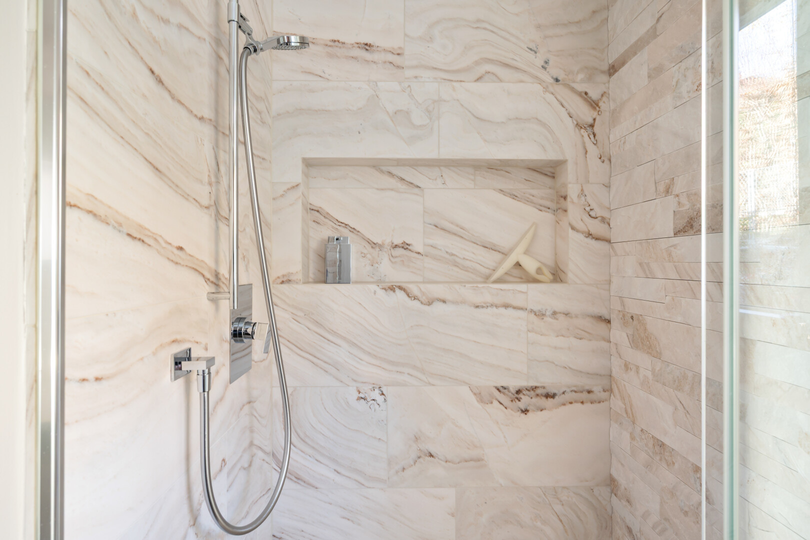 détails avec douche, salle de bain complète, tile shower, wall / siding, et interior