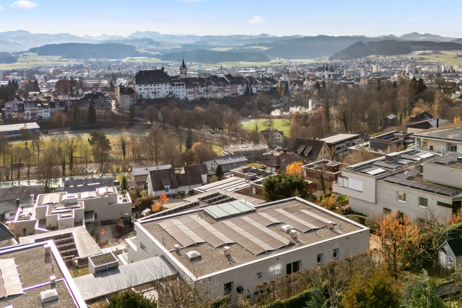 extérieur du bâtiment avec vue sur la montagne, mountain view, day time, vue résidentielle, et residential view