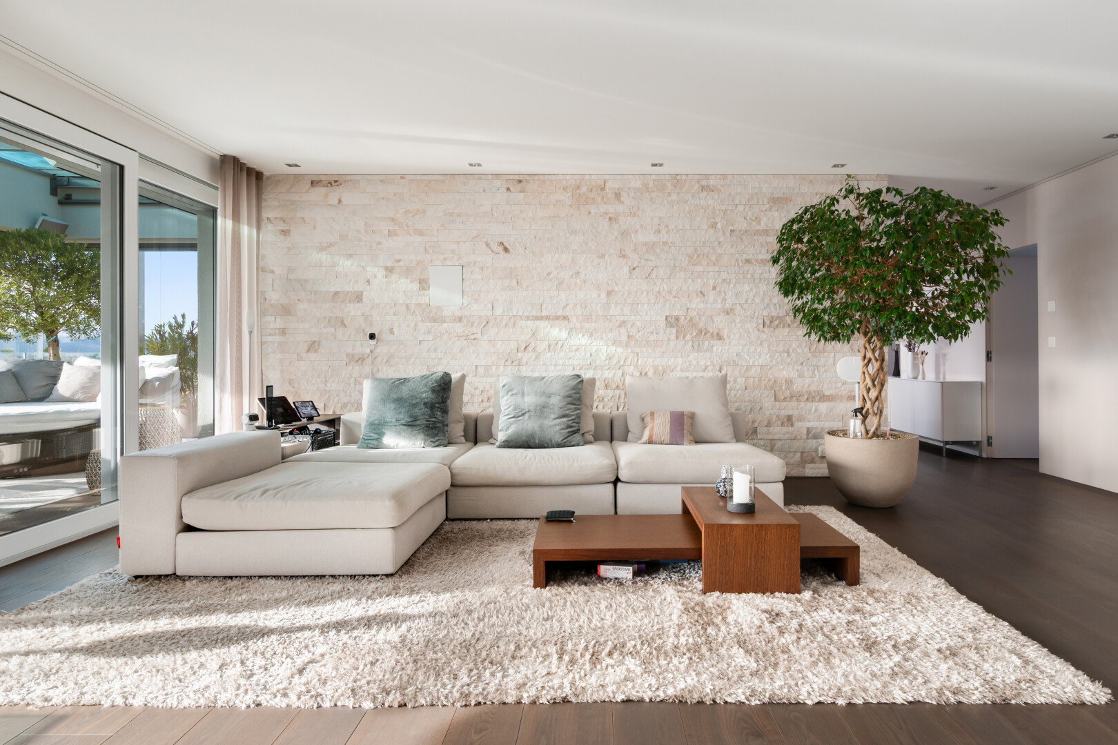 salon avec sol en finition bois, wood finish floor, inside property, lumière naturelle, et natural light