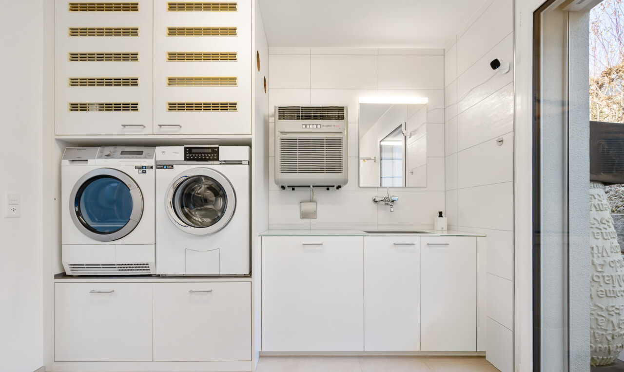 buanderie avec inside property, lave-linge et sèche-linge séparés, évier, buanderie, et lumière naturelle