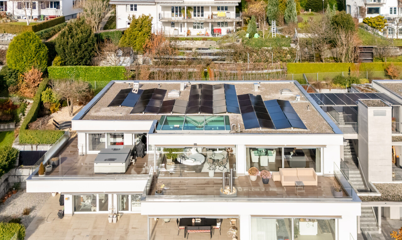 façade avec panneaux solaires, terrasse, vue résidentielle, et residential view