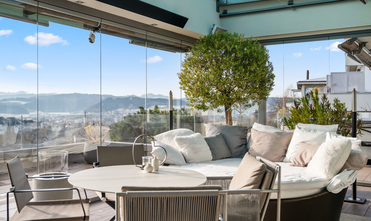 terrasse avec vue sur la montagne, mountain view, day time, espace de vie extérieur, et véranda