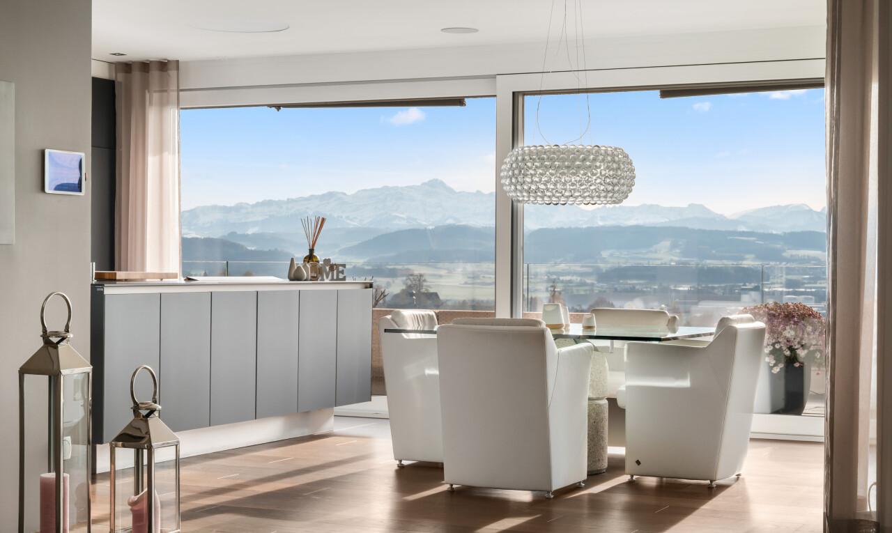 espace intérieur avec vue sur la montagne, mountain view, inside property, day time, et sol en finition bois