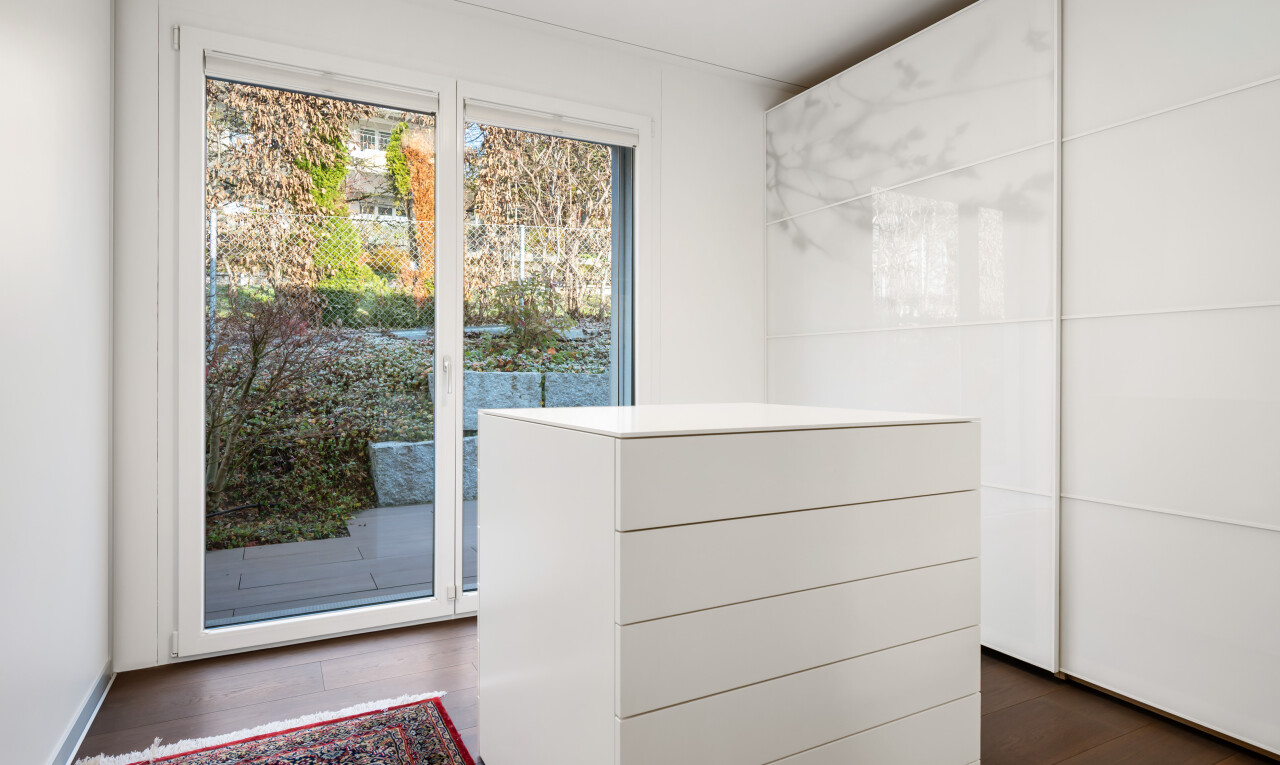 salle de bains avec inside property, cloison sèche, drywall, lumière naturelle, et natural light