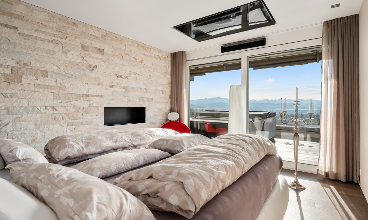 chambre avec inside property, mur en pierre, stone wall, accès à l'extérieur, et lumière naturelle