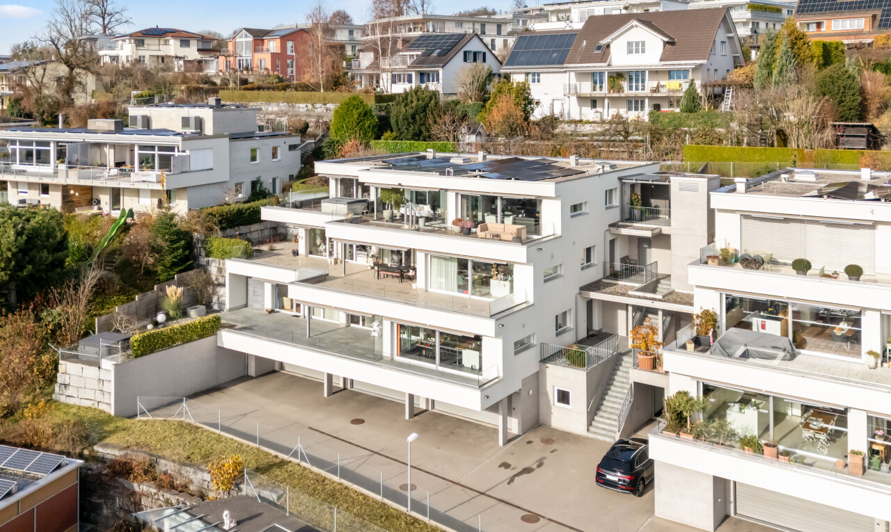 extérieur du bâtiment avec day time, vue résidentielle, et residential view