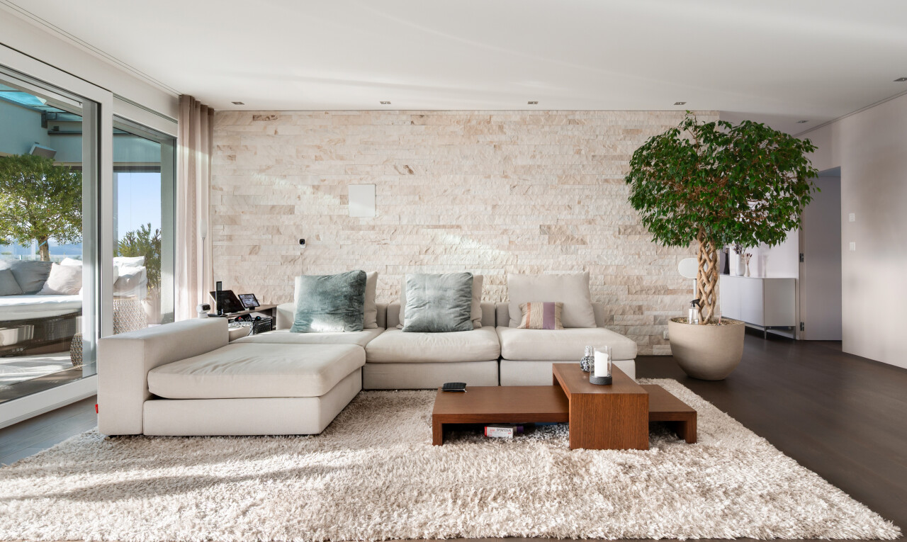 salon avec sol en finition bois, wood finish floor, inside property, lumière naturelle, et natural light