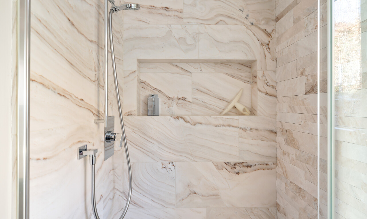 détails avec douche, salle de bain complète, tile shower, wall / siding, et interior
