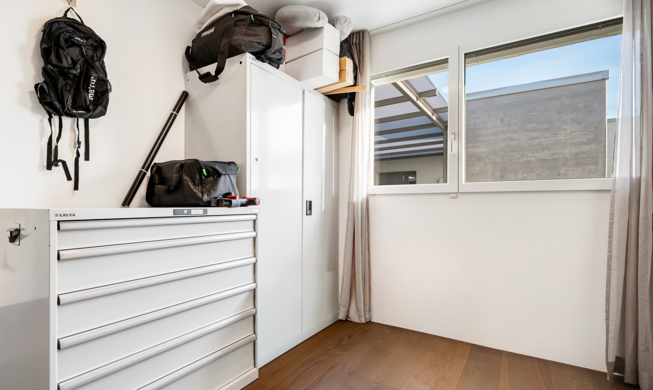 chambre avec lumière naturelle, natural light, inside property, sol en finition bois, et wood finish floor