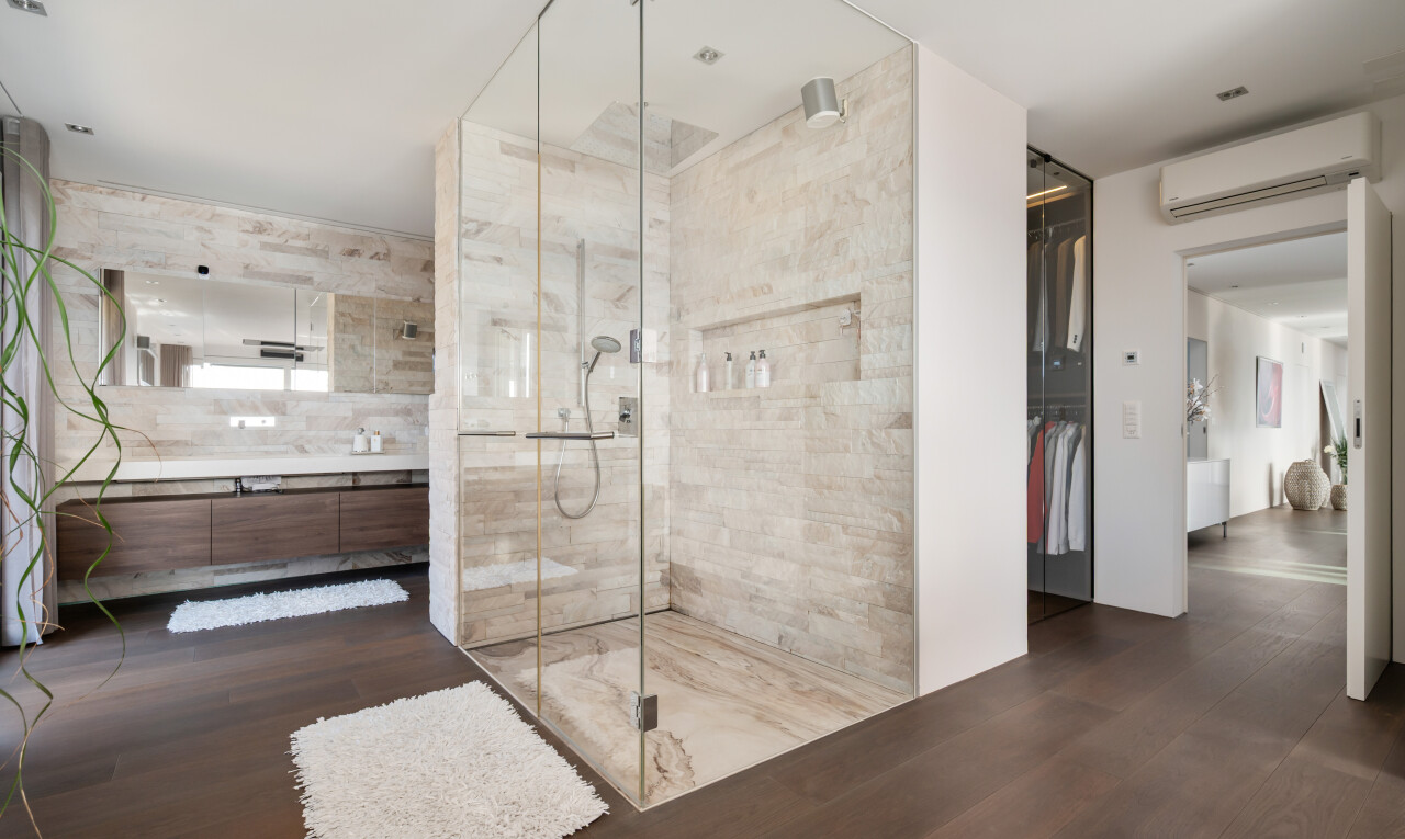 salle de bains avec sol en finition bois, wood finish floor, dressing, salle de bain complète, et climatiseur mural