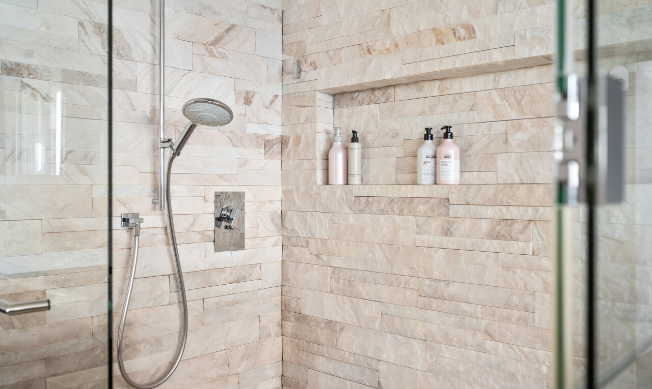 détails avec tile shower, douche, bathroom, salle de bain complète, et interior