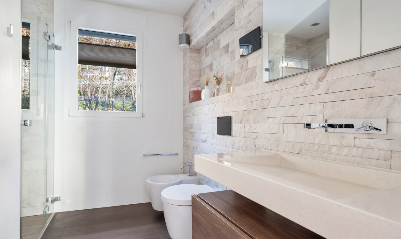 salle de bains avec miroir, bidet, douche, salle de bain complète, et inside property