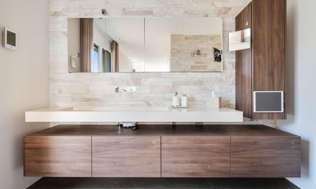 salle de bains avec cloison sèche, drywall, lavabo (ou coiffeuse selon le contexte), dosseret, et backsplash