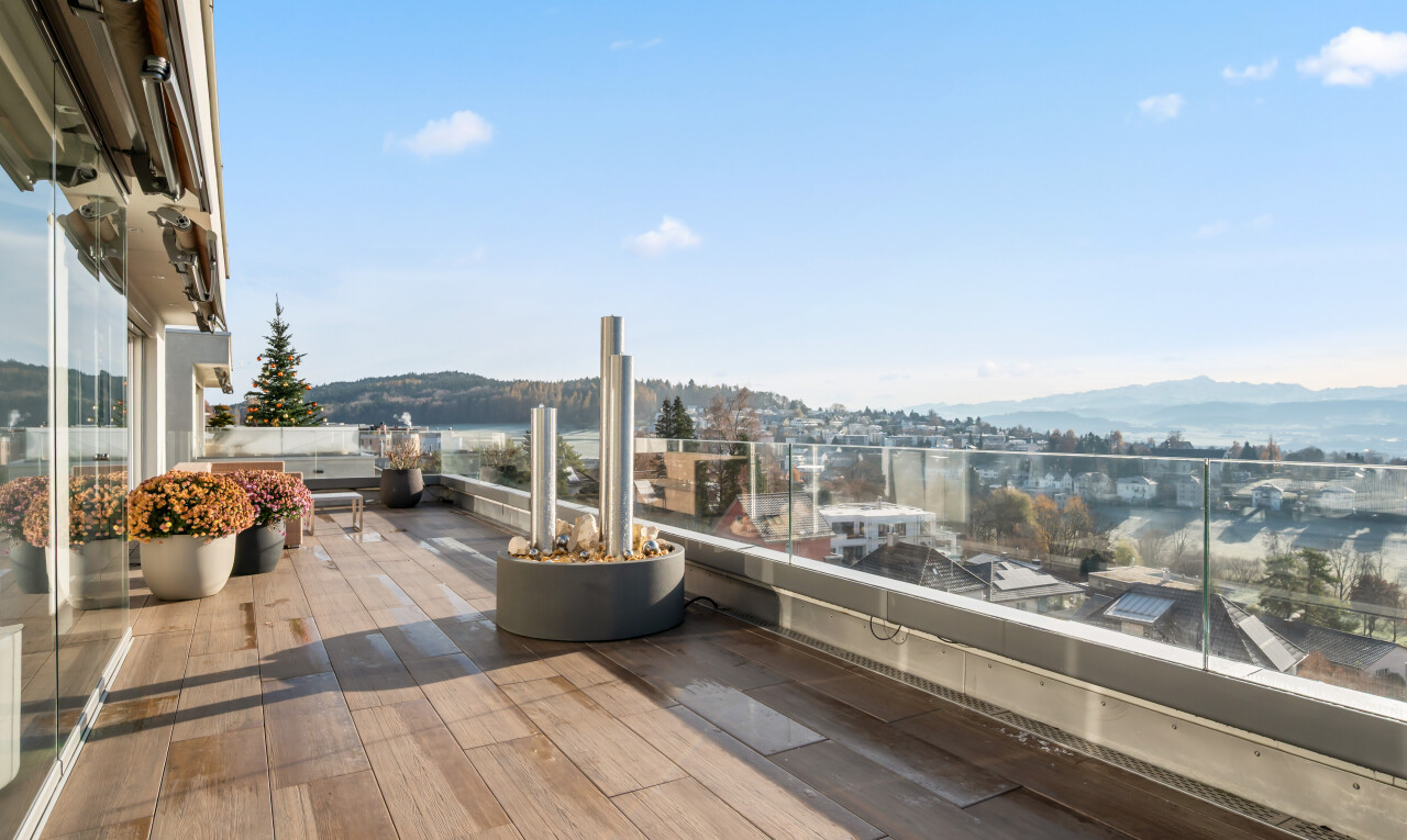 terrasse avec mountain view, vue sur la montagne, terrasse, day time, et city view
