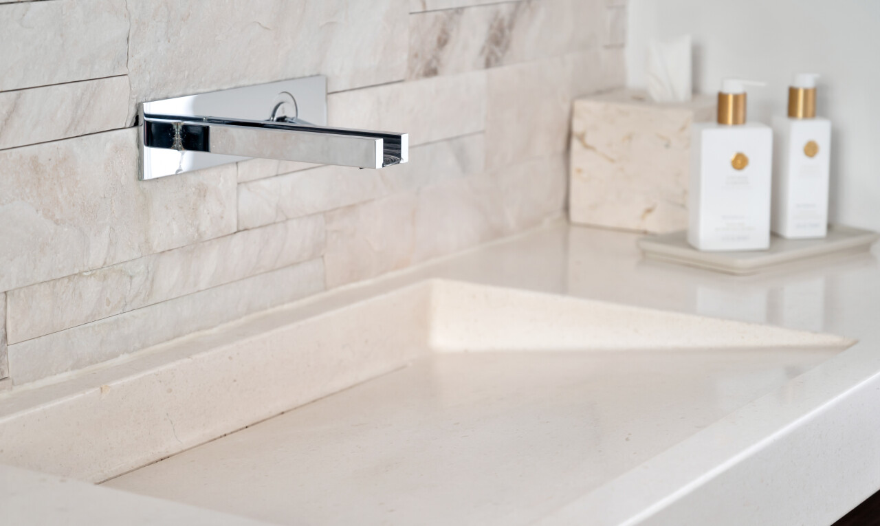 détails avec évier, bathroom, wall / siding, appliance, et interior