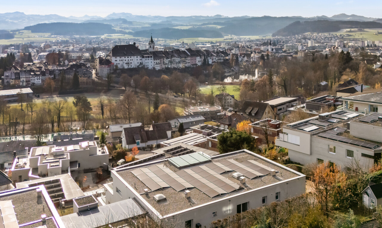 extérieur du bâtiment avec vue sur la montagne, mountain view, day time, vue résidentielle, et residential view