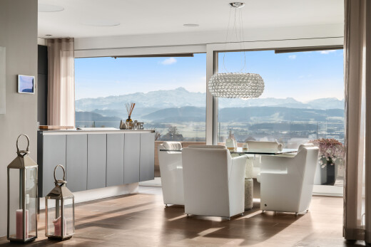 espace intérieur avec vue sur la montagne, mountain view, inside property, day time, et sol en finition bois